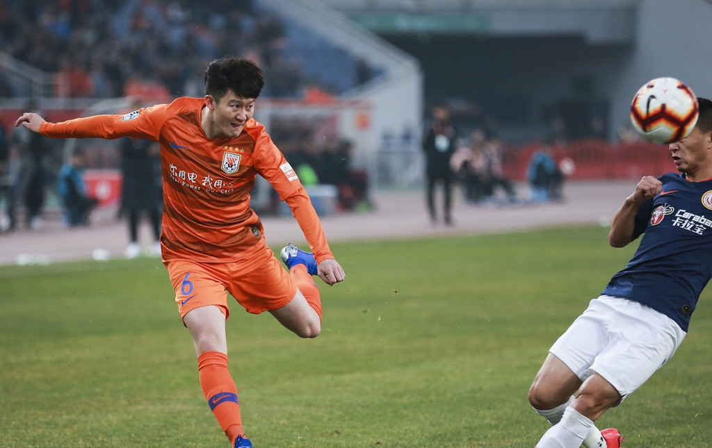 瓦伦西亚训练开放日；加时末段篮板制胜引欢呼；中超在即；赛季目标并未改变(巴萨三将梅开二度胜瓦伦西亚)